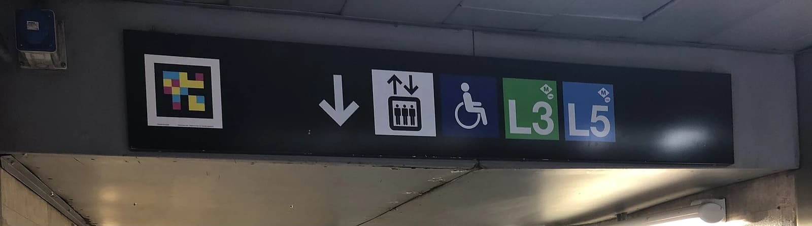 巴塞隆納 Sants 車站牆面上的 NaviLens 彩色方塊標記貼紙