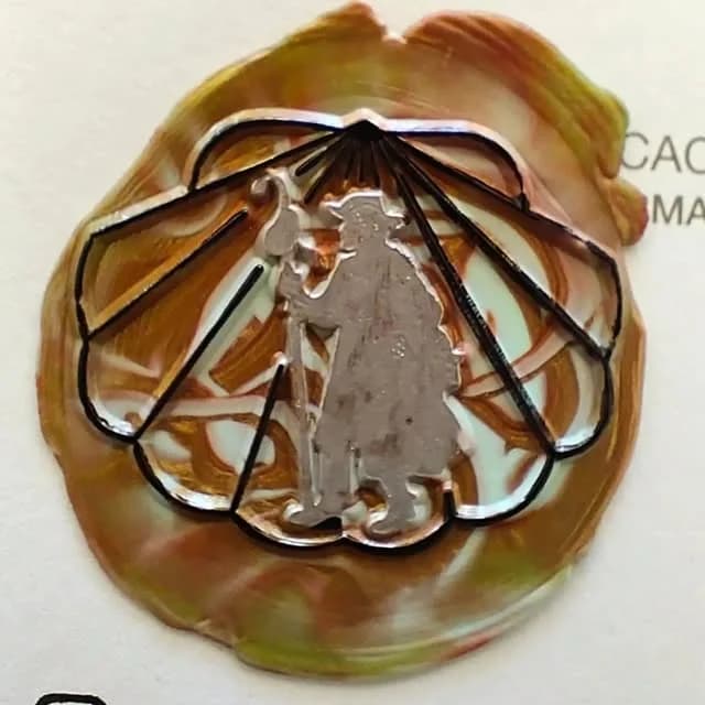朝聖護照上的蠟封章，蠟上壓出扇貝與朝聖者的圖案