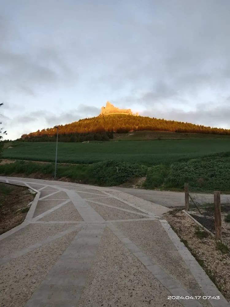 四月清晨陽光照在卡斯楚赫里斯山頭