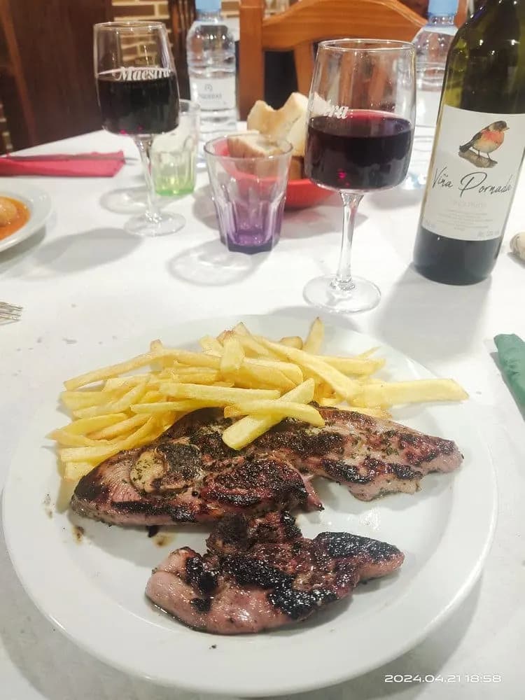 朝聖者套餐：牛排、薯條和紅酒
