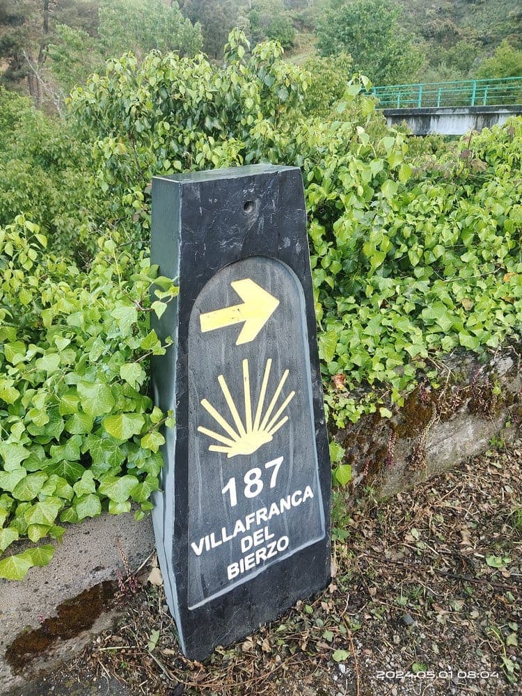 比耶爾索自由鎮附近寫著 187 公里的黃箭頭路標