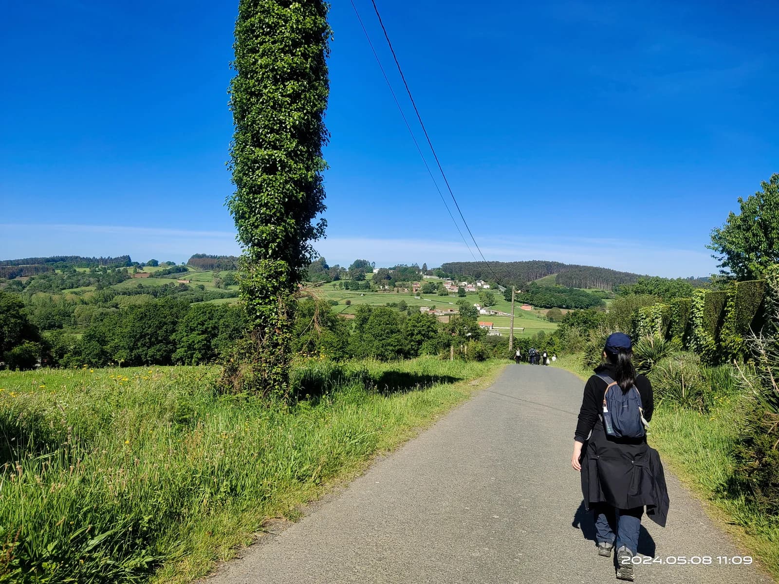 朝聖者走在通往阿爾蘇阿的鄉間小路上