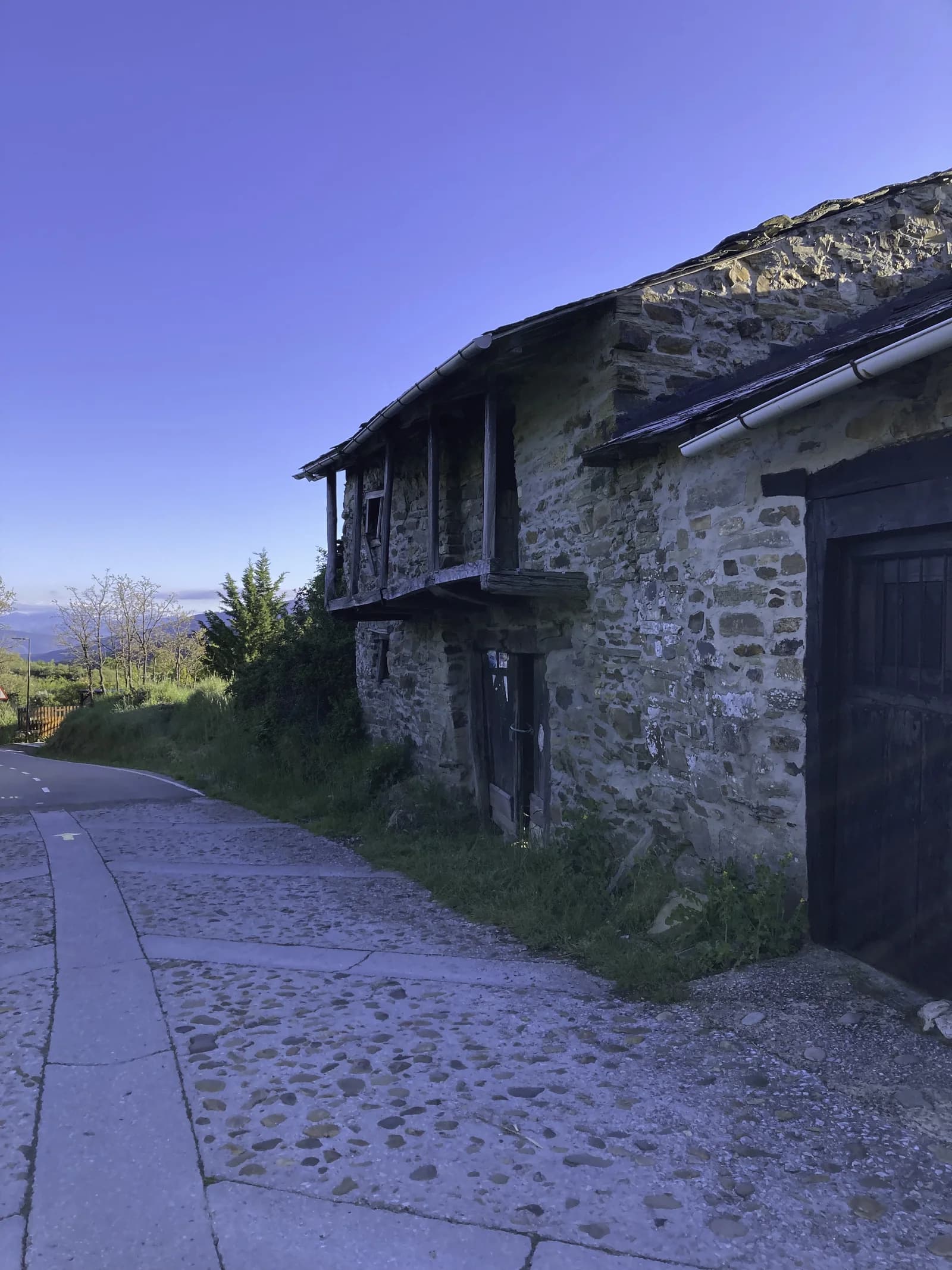 埃爾阿塞沃傳統石砌建築與木陽台