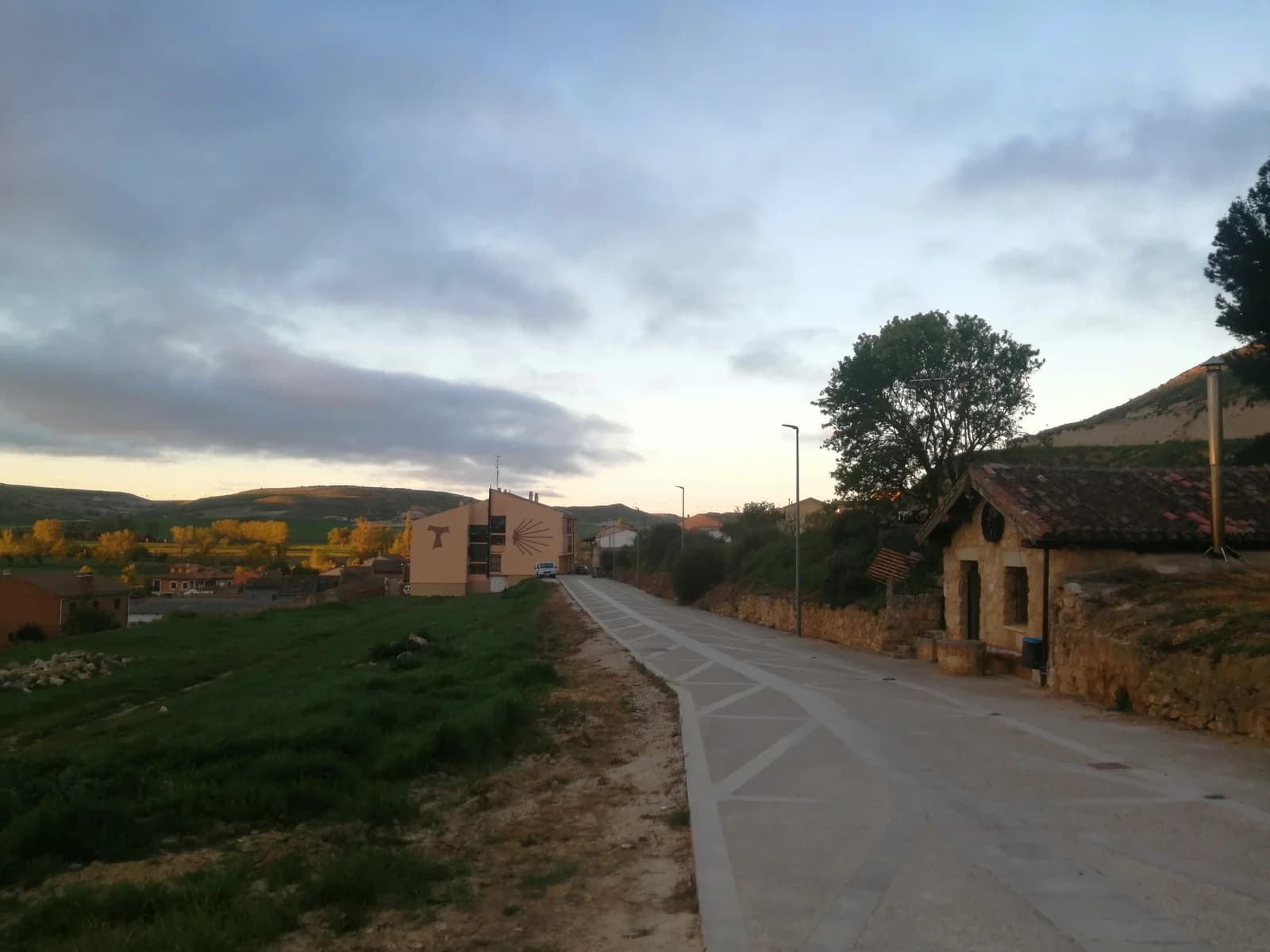 村莊入口與貝殼壁畫