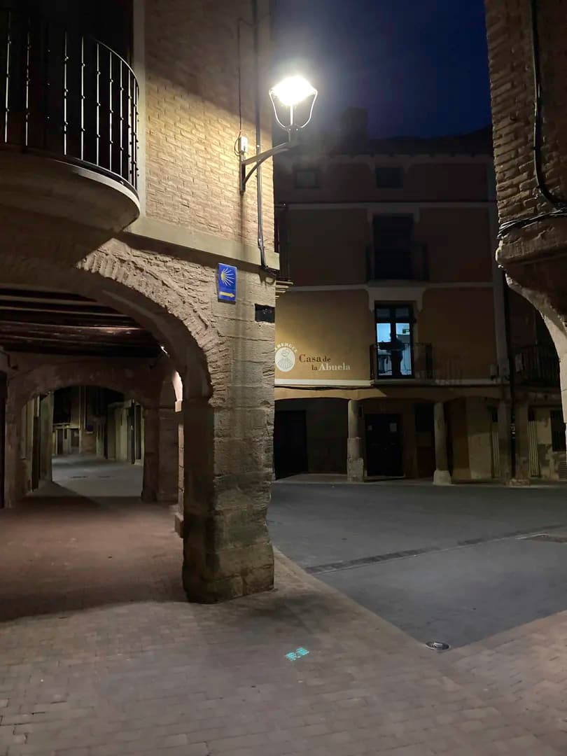 洛薩爾科斯清晨的老城區街景