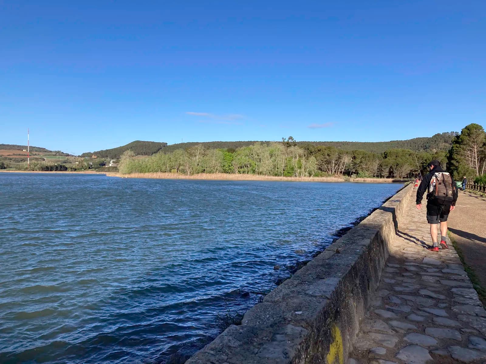 前往納赫拉的朝聖之路，沿著水壩步道行走