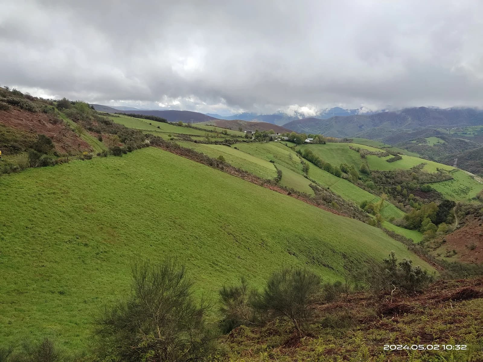 歐塞夫雷羅的加利西亞綠色山丘全景