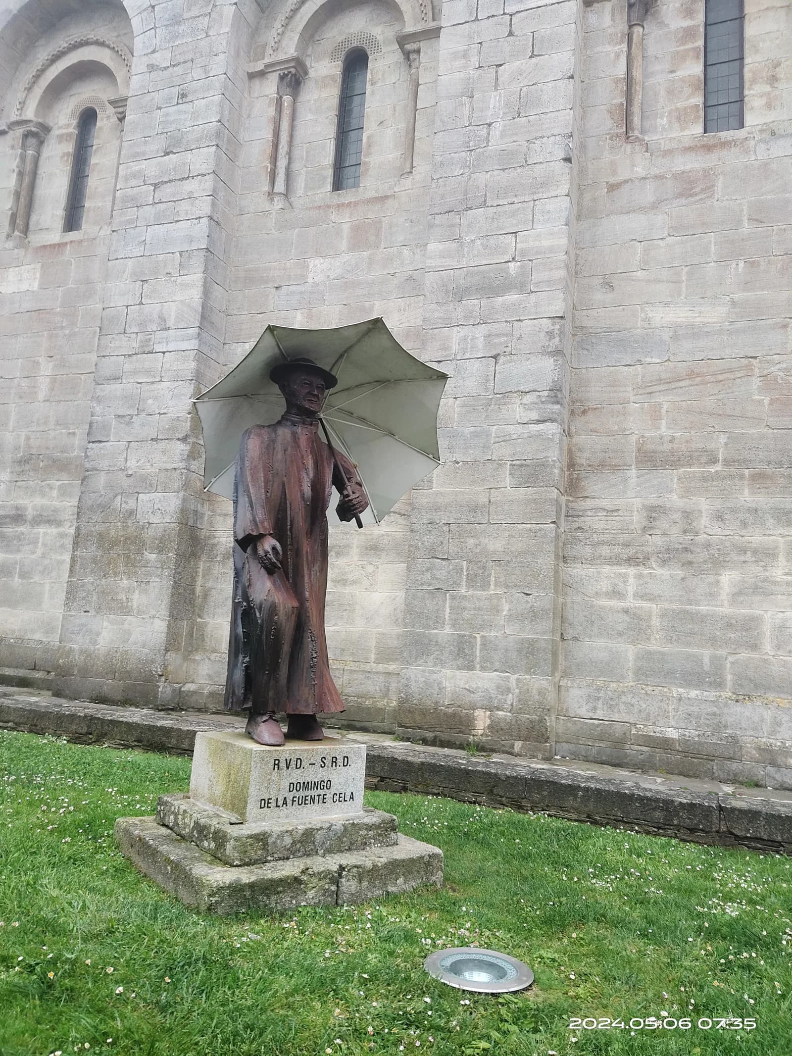 撐傘朝聖者雕像 - 聖蒂爾索教堂前的著名地標