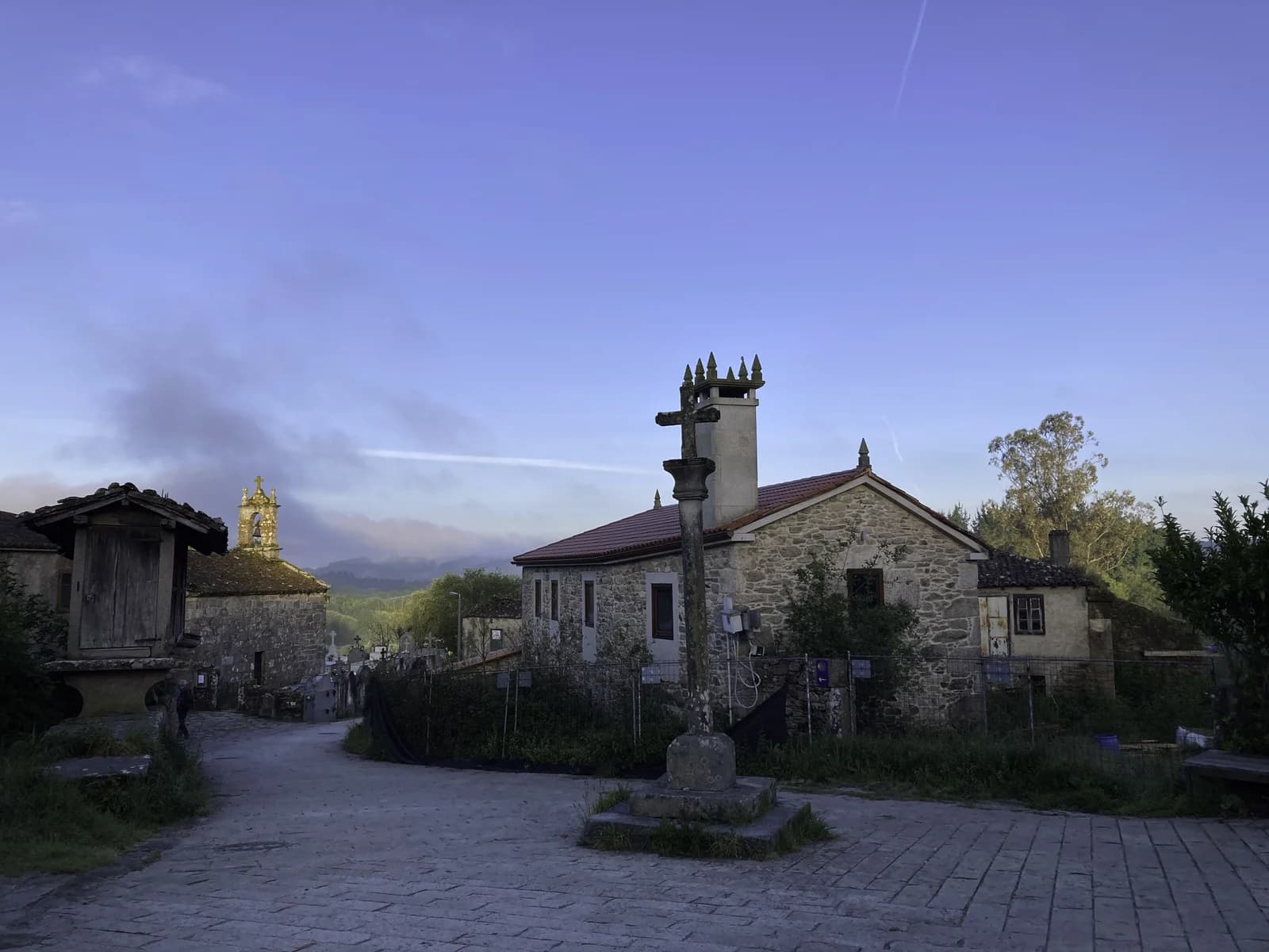 加利西亞傳統村莊 - 石十字架、穀倉與石屋