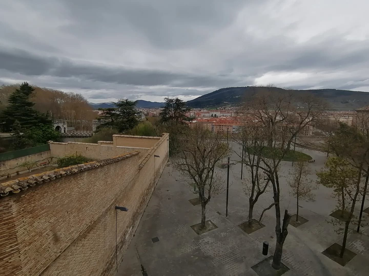 從城塞眺望潘普洛納城市全景