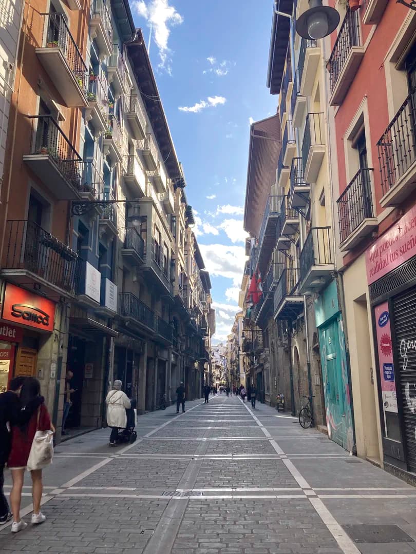 潘普洛納老城區狹窄街道