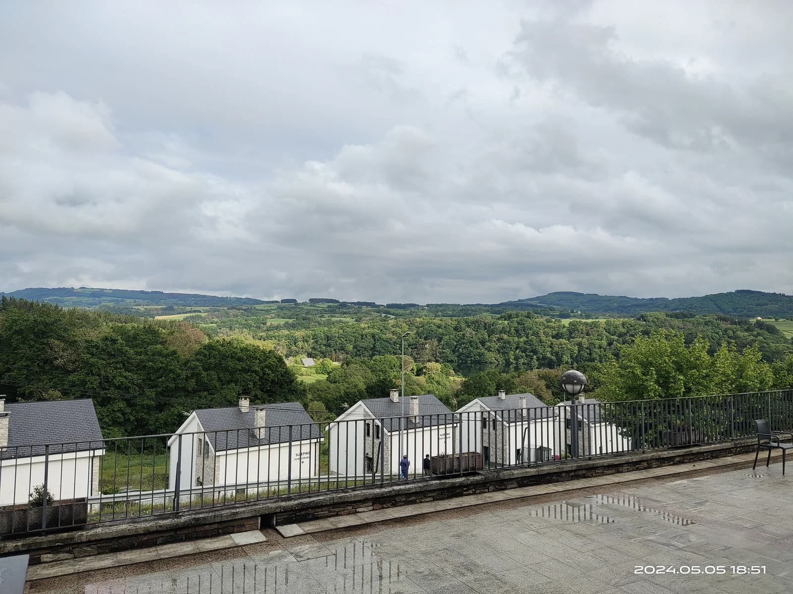 波爾托馬林城鎮全景，可見傳統石板屋頂房屋與加利西亞綠色山丘