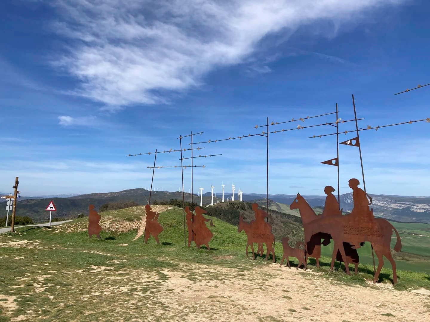 寬恕之丘朝聖者剪影雕塑群