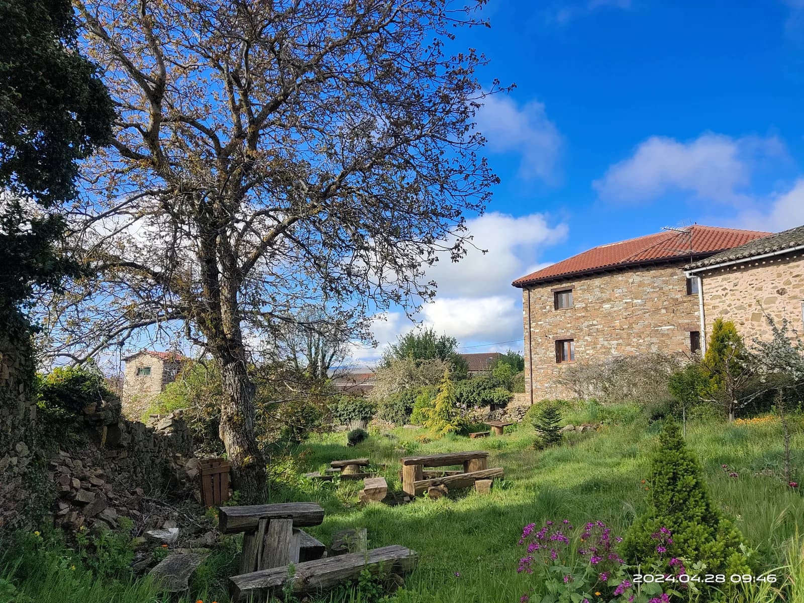 拉巴納爾傳統石砌建築與教堂鐘塔