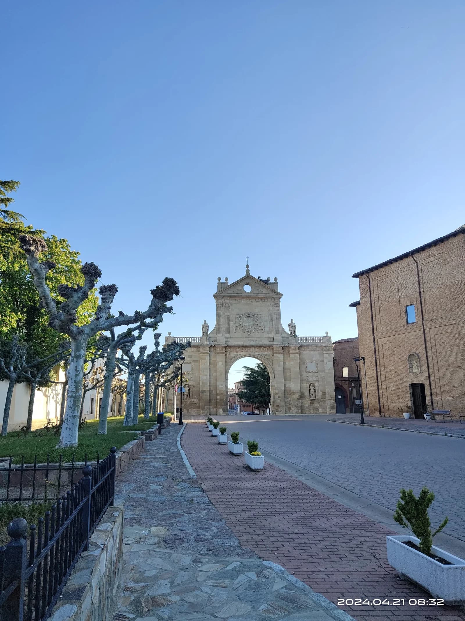 薩阿貢聖本篤拱門 - Arco de San Benito