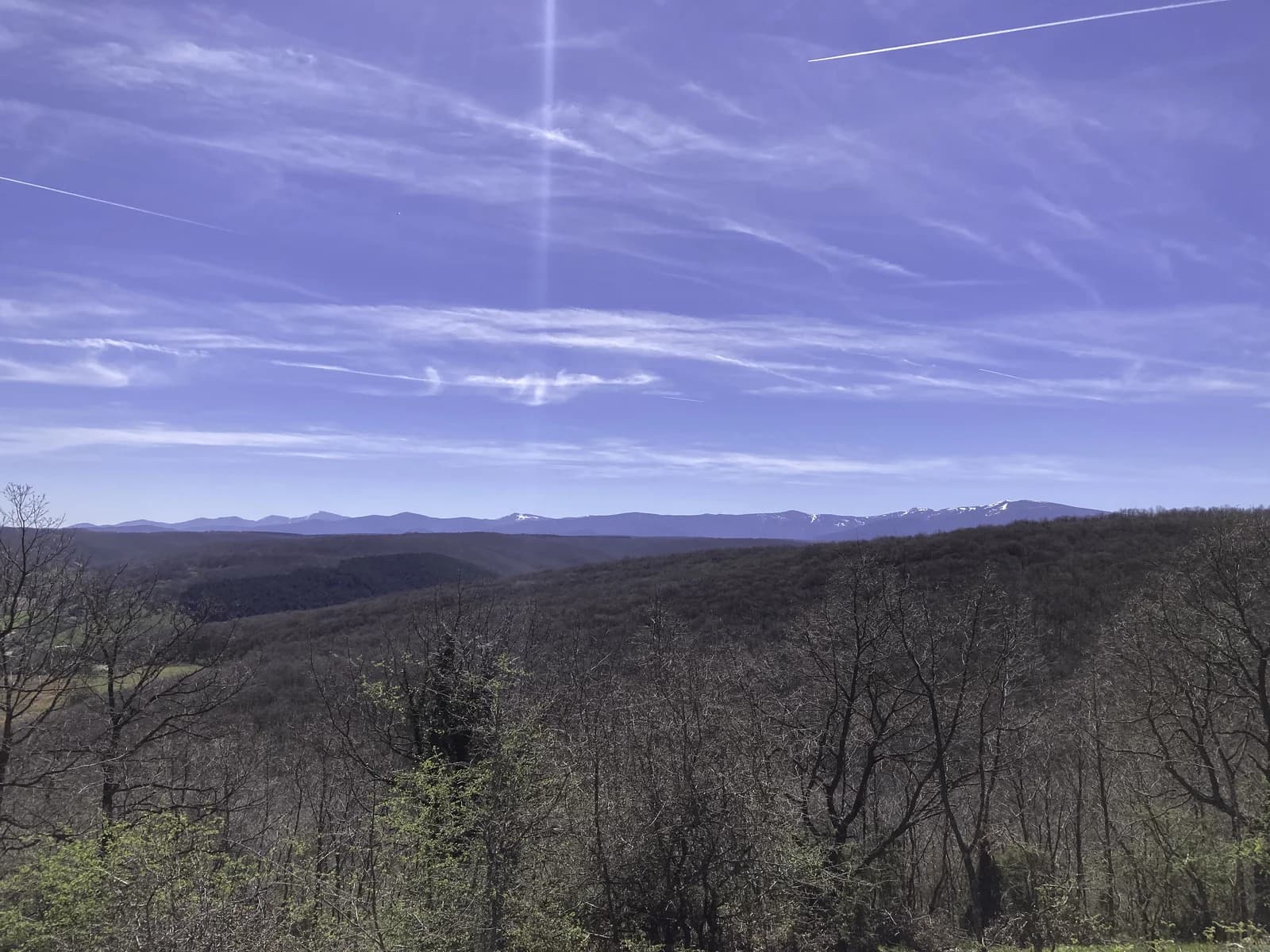 遠眺 Montes de Oca 山區與遠方雪山