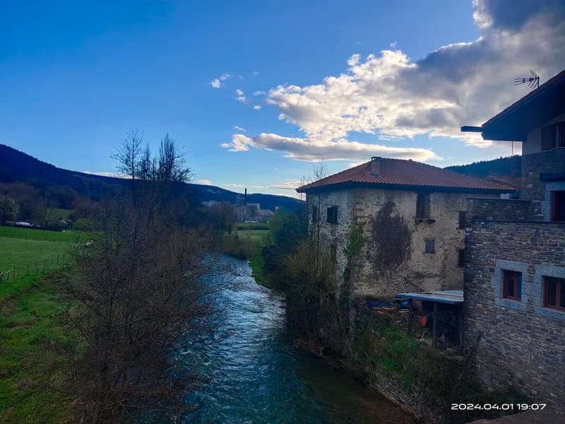 阿爾加河畔的傳統石屋