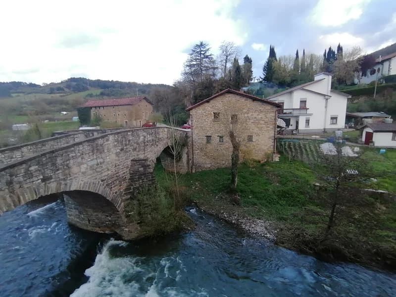 從高處俯瞰狂犬橋與祖比里村莊