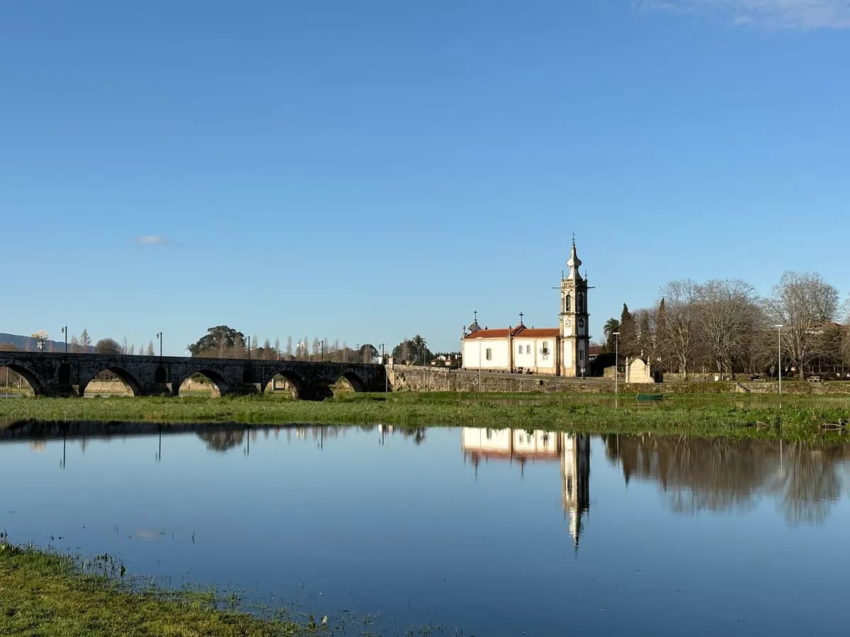 Ponte de Lima 的中世紀古橋與教堂倒映在利馬河上