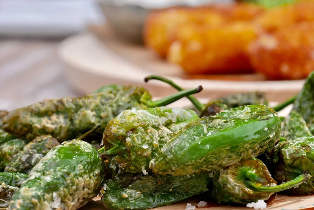 煎好撒鹽的 Padrón 青椒