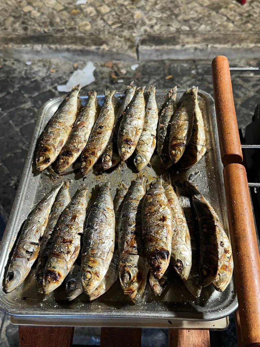 托盤上的炭烤沙丁魚