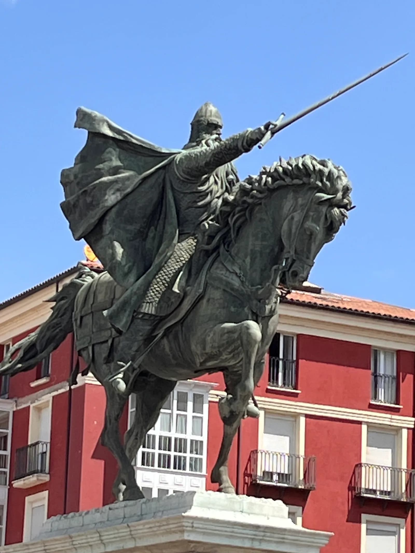 布爾戈斯的乞德騎馬像,長劍前指、披風揚起
